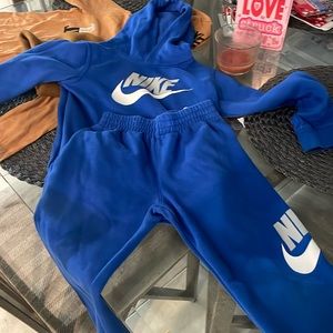 A Nike sweatsuit size 7 for boys in good condition